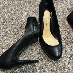 Gianni Bini black leather 4 in heel 1 in platform